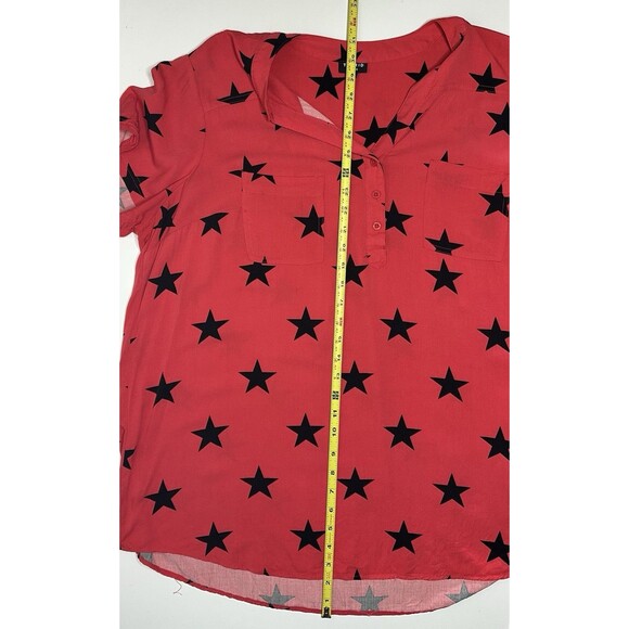 TORRID Harper Red Black Stars Rayon Short Sleeve Tunic Blouse Sz 2 Button Front - Picture 4 of 5